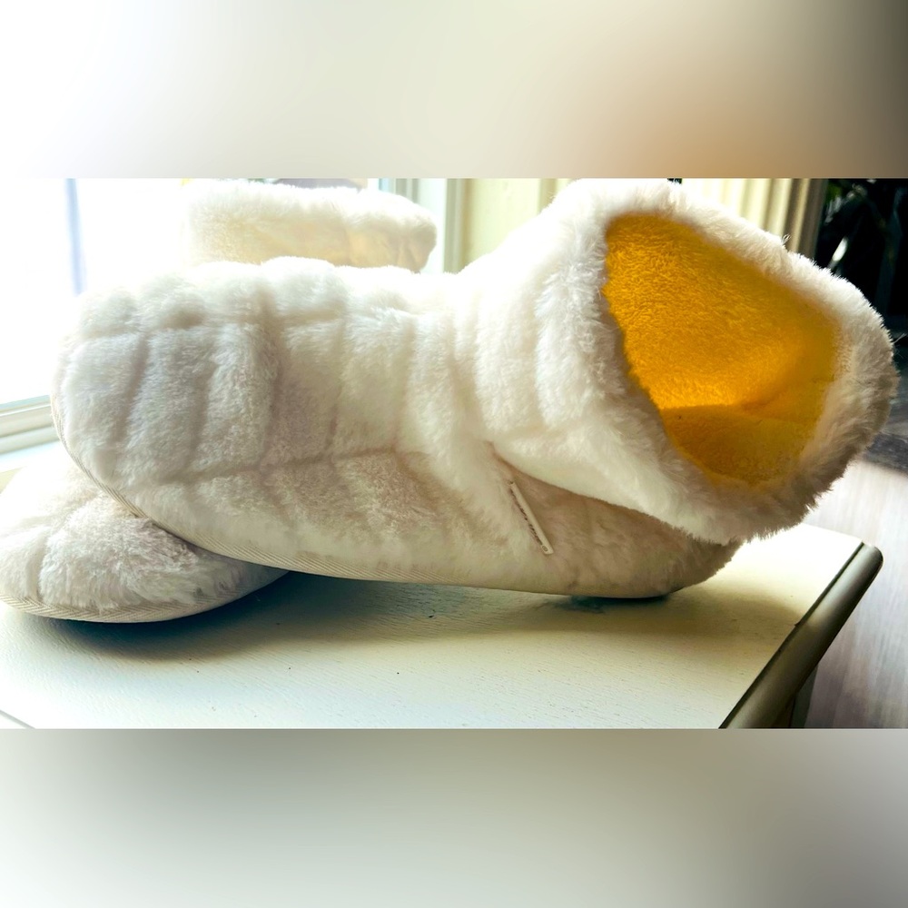 Women’s Muk Luk Fuzzy Slippers House Shoes Loafers Size 7 Super Soft White/Cream